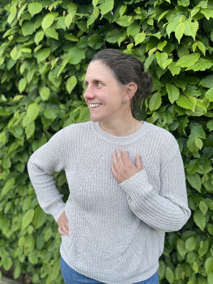 Ulrike Möhrling lächelt vor einer grünen Hecke